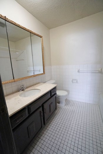 Victoria Flats bathroom